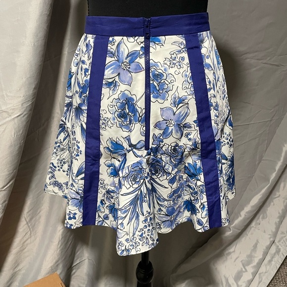 Cameo Blue and White Garment - Picture 4 of 12